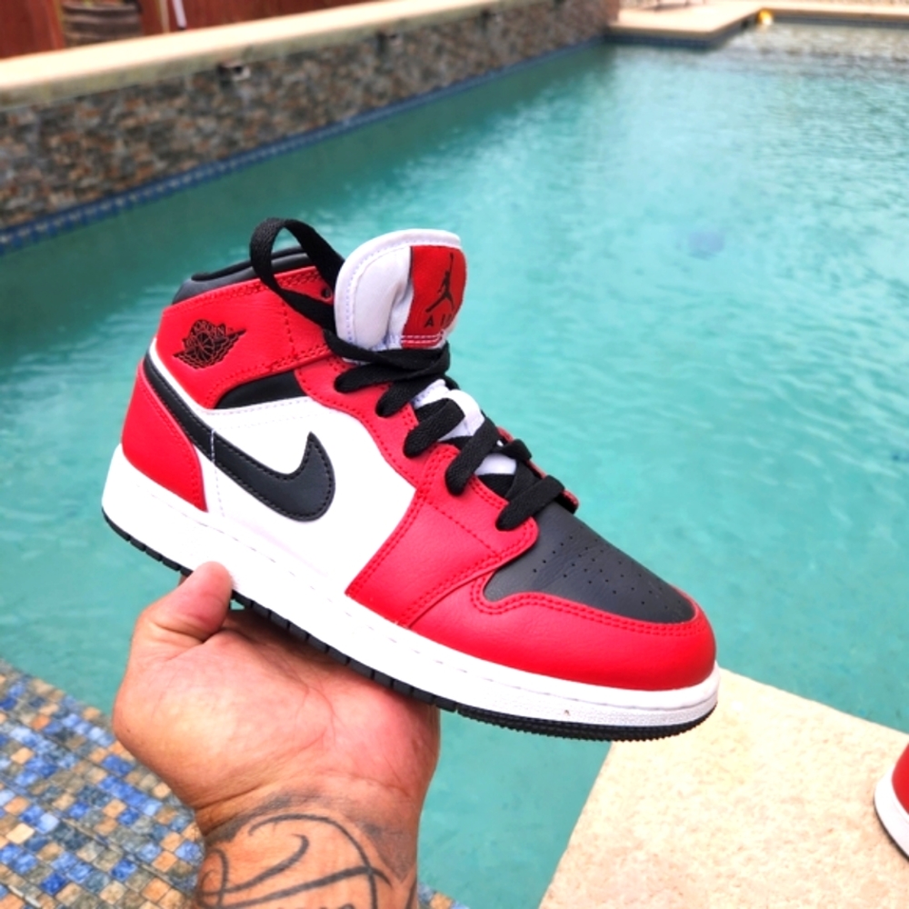 CHICAGO Jordan 1 Mid 554725-069 Black/Gym Red White